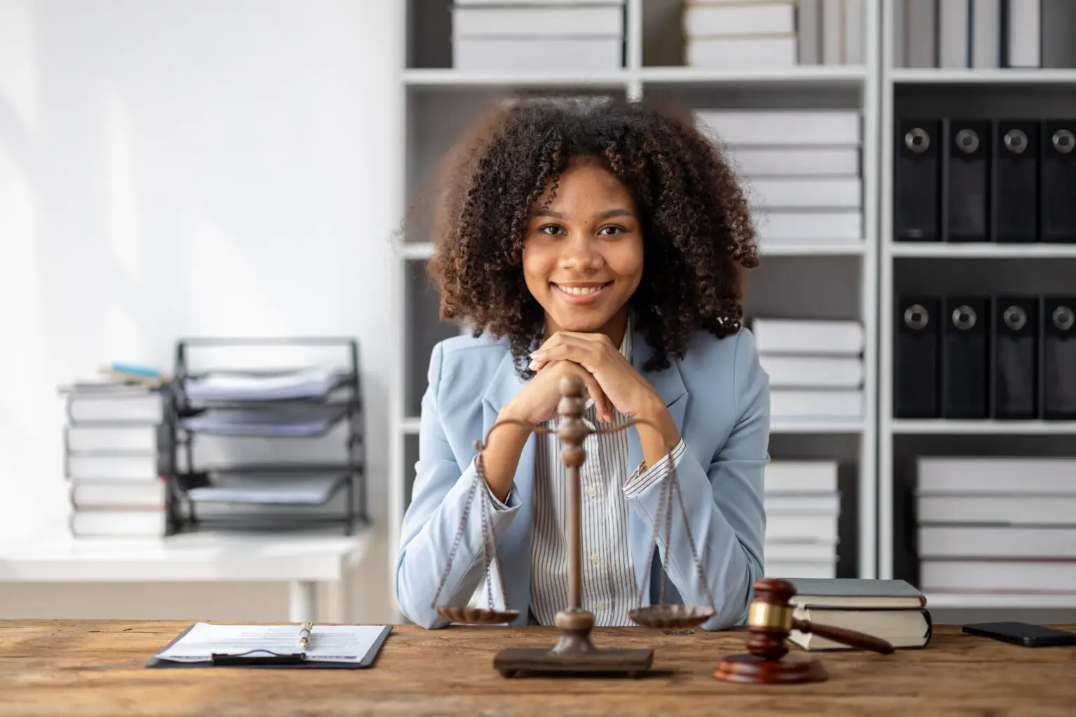 Depuis l'installation de l'Agent IA Mak3it, notre étude a économisé plus de 20 heures par semaine en tâches administratives. C'est l'équivalent d'un employé à temps partiel, mais disponible 24/7 et parfaitement bilingue.