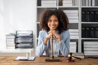 Depuis l'installation de l'Agent IA Mak3it, notre étude a économisé plus de 20 heures par semaine en tâches administratives. C'est l'équivalent d'un employé à temps partiel, mais disponible 24/7 et parfaitement bilingue.
